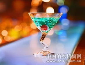 鸡尾酒王子角色：在调酒世界中的璀璨明星，掌握精髓的酒精艺术大师