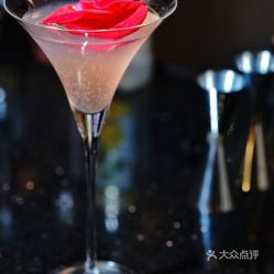 鸡尾酒王子角色：在调酒世界中的璀璨明星，掌握精髓的酒精艺术大师